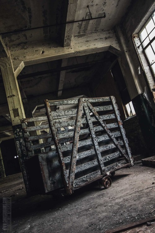 I loved the gritty textures on this wooden cart. I hope I can find someone to photograph with it onc