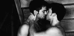 gayloversthat:  Love me like you do. 