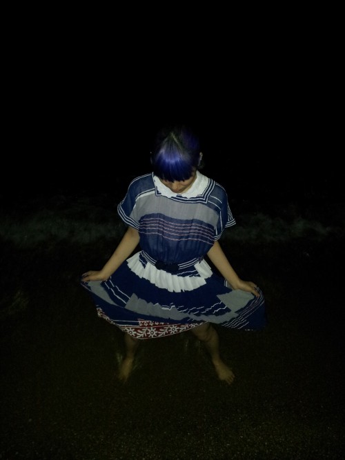 kimowota: Kinoshita Momoka Google+ Translation 140917  夜の海を散歩しました。友人と二人で行き、チャンバラごっこをしました。近くのイチャコラカップルが迷惑そうにしていました。I was strolling along