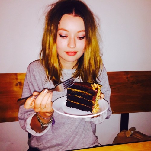 emilybrowningfans: Bruce Bogtrotter pt2: Mmm lookit dis cake! (x)