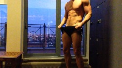 muchoharding:  Hi-rise horn-bag  Hotel gym locker room overlooking