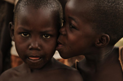 polychelles:  South Sudanese child kisses