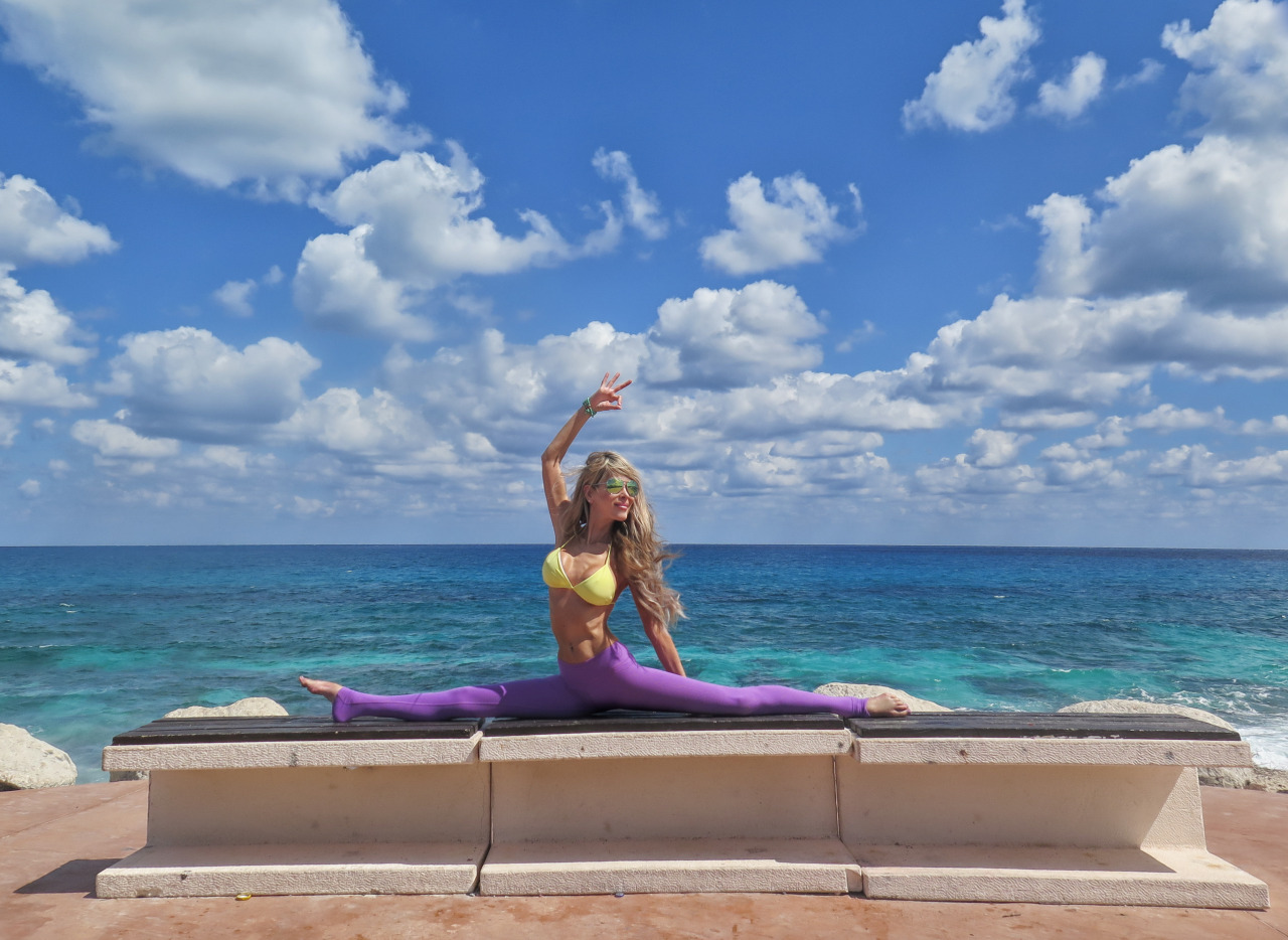 fuckyeahyoga:Hanumanasana in Isla Mujeres