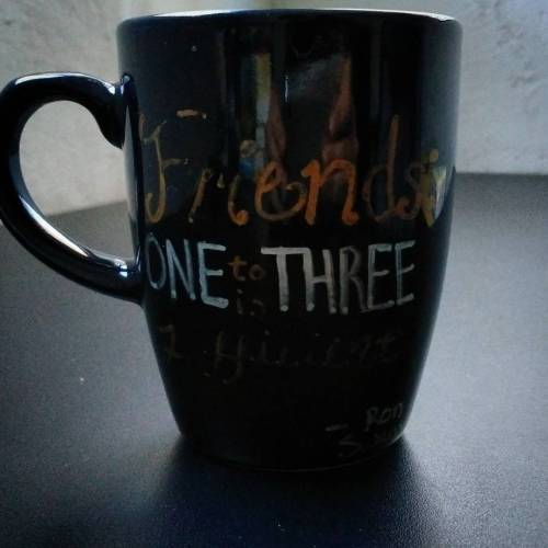 “Friends: one to three is sufficient”. Mis amigos me conocen bien.  #mug #christmasprese