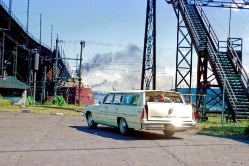  On vacation in a Pontiac Safari longroof… 