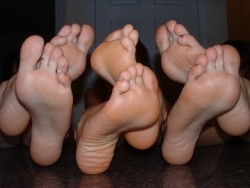 prettyfeet-rochelle:Foot fetish chat and