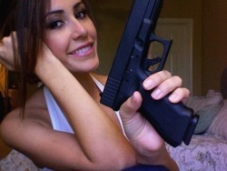 Guns-And-Babes:  Babe With Gun