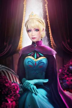 weheartcosplay:  Elsa - FrozenCosplayer: Mon