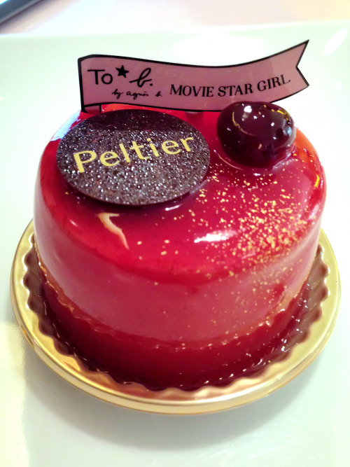 tokyo-fashion:Agnes b. x Peltier Omotesando “Movie Star Girl” cake. 