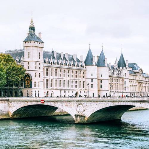 #DispatchFrom @mary_quincy walking along the banks of the #Seine. #WalksWeLove #TravelerInParis (at 