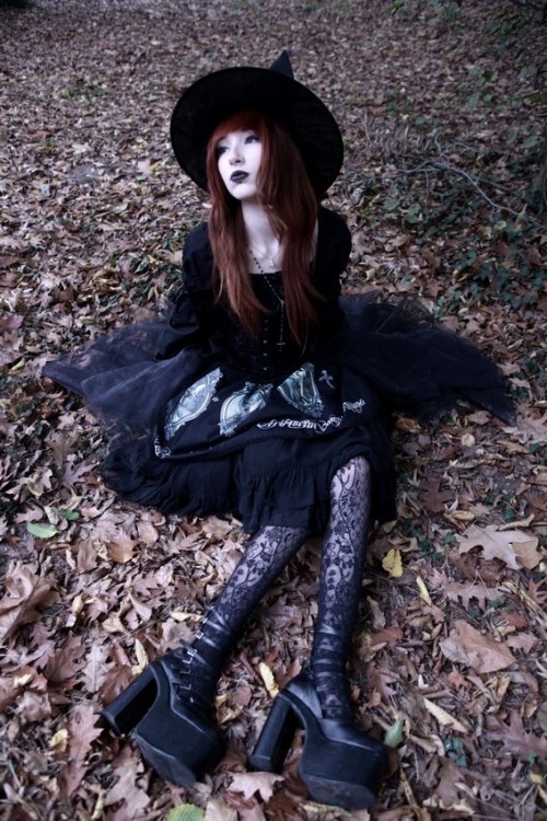 lady-maureen:  This morning I was a witch, ahah. Can’t wait for Halloween… Photo by Yan Ora Retouch by me 