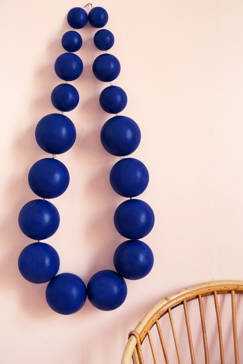 DIY Giant Necklace Wall Art Tutorial from Mamie Boude.Make this DIY Giant Necklace Wall Art using on