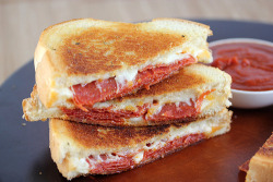 yummyinmytumbly:  Pizza Grilled Cheese 