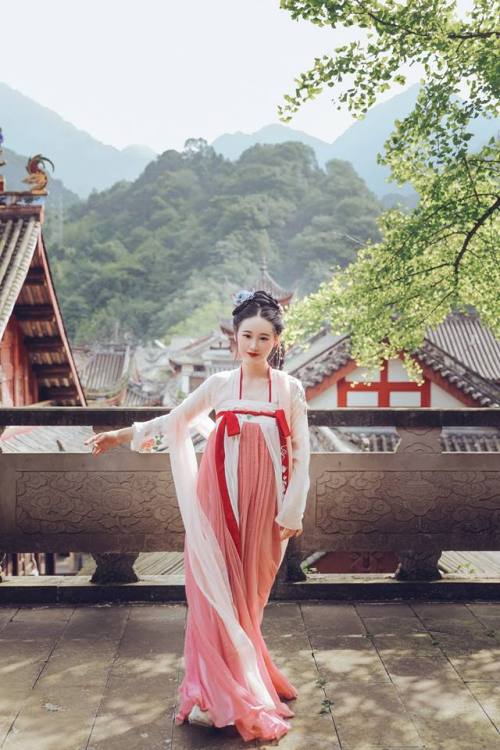 ziseviolet:Traditional Chinese Hanfu.