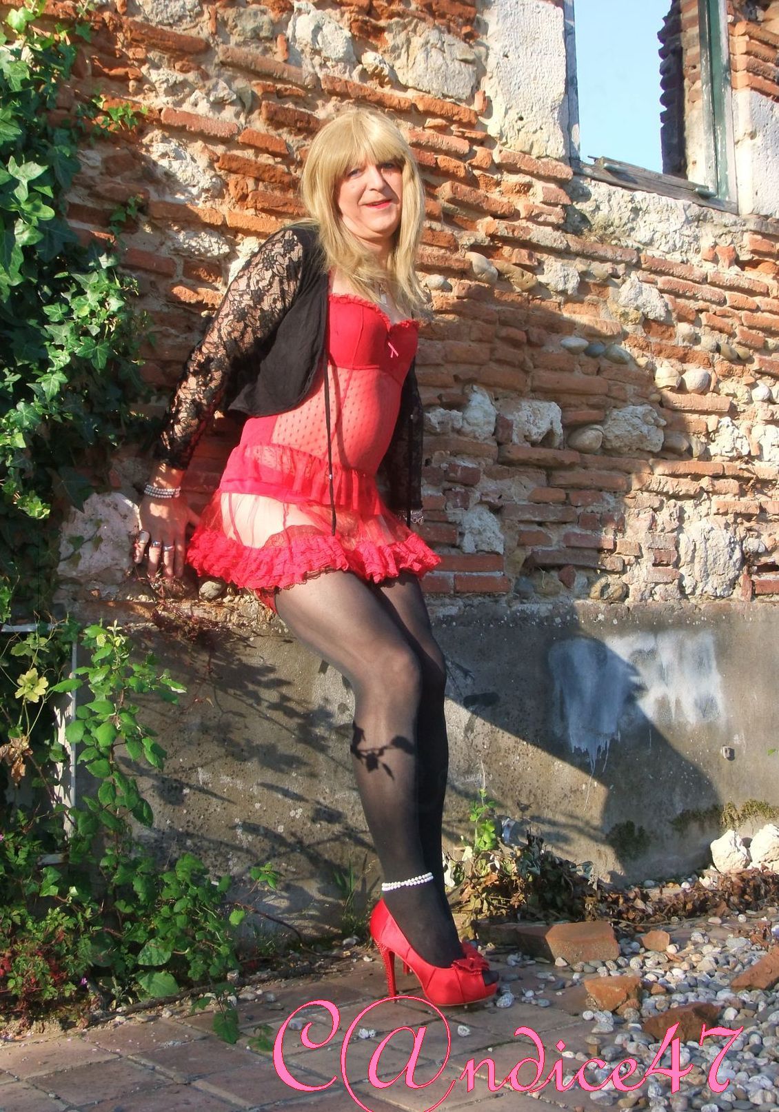 candice470:  Un matin de juin, le petit chaperon rouge s’en allait rendre visite