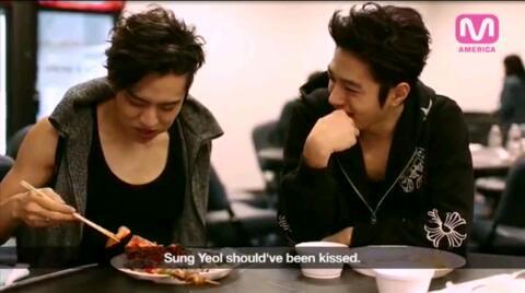 infinitelyrainbow:  Dongwoo : “A catwoman kissed me in Hollywood.”Myungsoo :