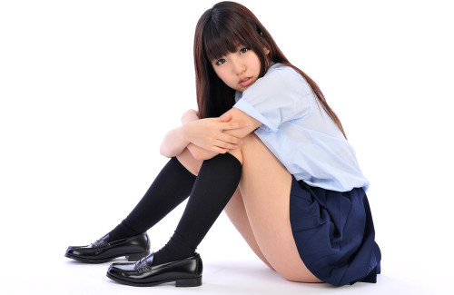 sexy-school-girls:  Wow, mizuho shiraishi really looks so hot in this school uniform outfit. Love her mini skirt, kegs and that innocent school girl looks! 