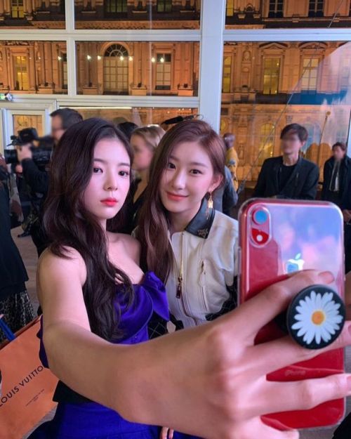 fy-itzy: 191008 ITZY’s Instagram update itzy.all.in.us The party Sorry for being late ..Paris,