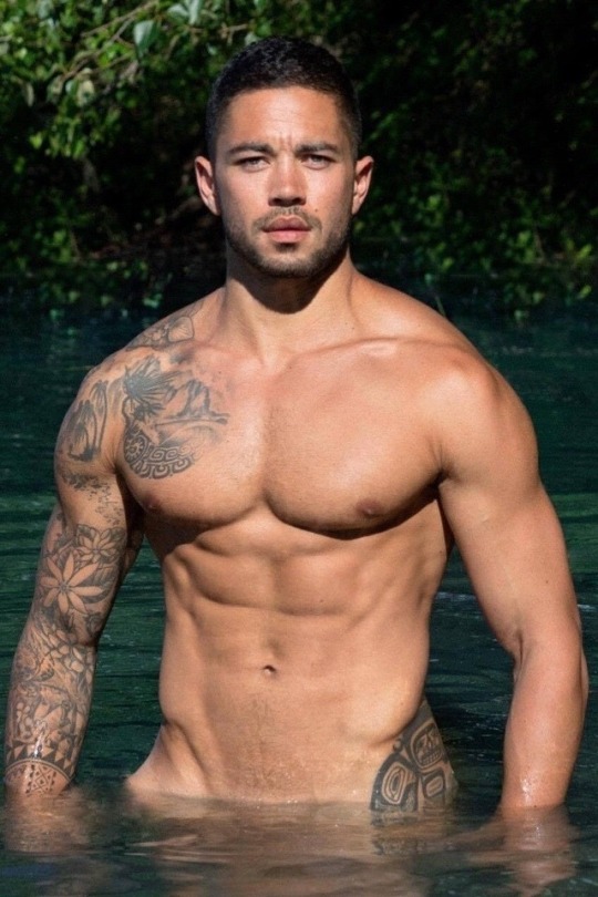 kkaloha808:studfest808:  musclecorps:    Loko boi  Fuk me silly who is he? Is he local boy?