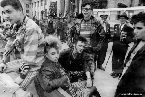 Soviet punks in Volgograd in 1988. Notice how the veterans look at them.