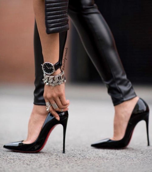 blackshinyclothesgirls:  Blackshinyclothes.tumblr.com