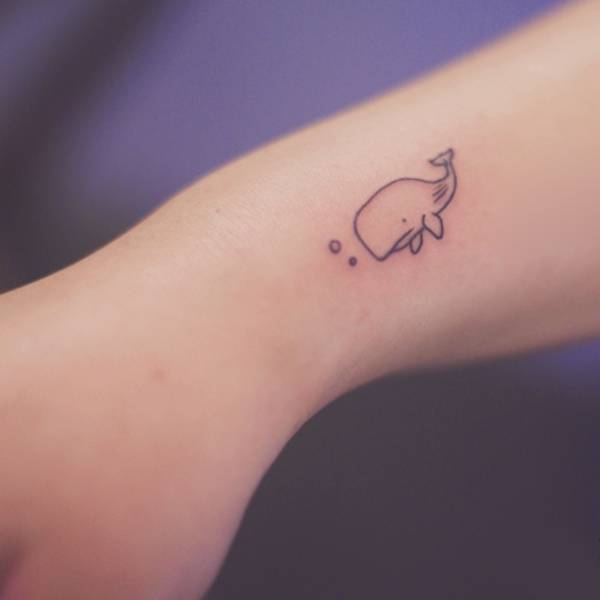 Pequeños Tatuajes — Tatuaje de una pequeña ballena en el lateral...