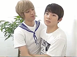 iseuli:  their hands keep returning to the same place (╯°□°）╯︵ ┻━┻