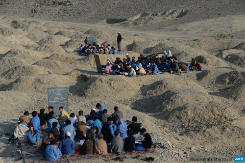 afp-photo:AFGHANISTAN, Mohmand Dara : Afghan schoolchildren study at an open-air classroom in t