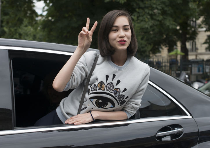 glamour:  I spy with my little eye: the perfect berry lip color. (via Weird Fashion