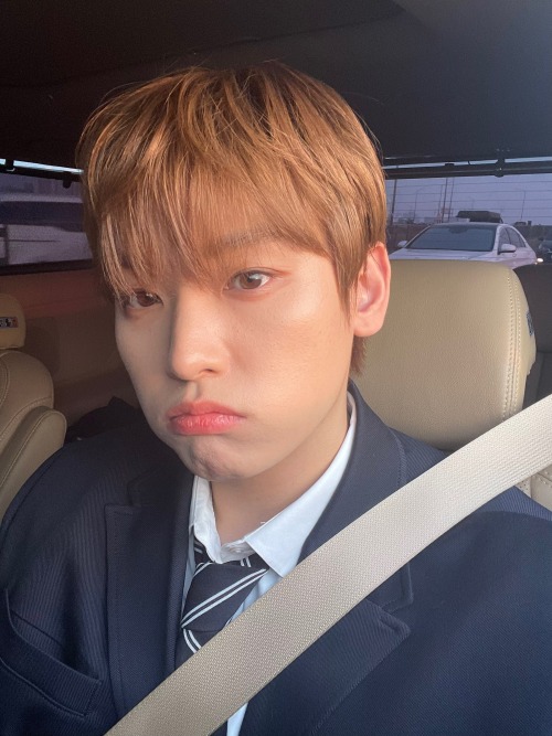 forinseong:(220211) Inseong’s fancafe updateTitle: 오랜만에 기카로 셀카찍기~~