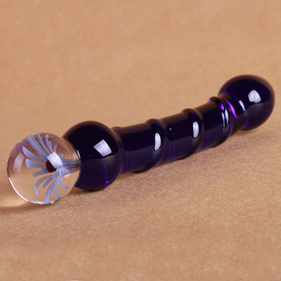 oliveskingoddess:  yummy-sex-toys:  Unique Glass Dildo  it’s so cute! I want it.