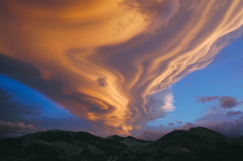nubbsgalore: as mentioned in this earlier post, lenticular clouds are typically formed near mountain