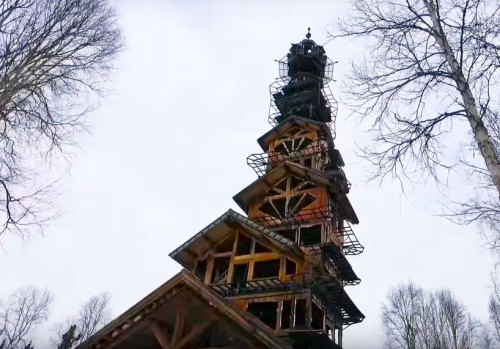 archatlas:Goose Creek Tower Phillip WeidnerWhat started as a 40′×40′ foot log cabin has grown into a