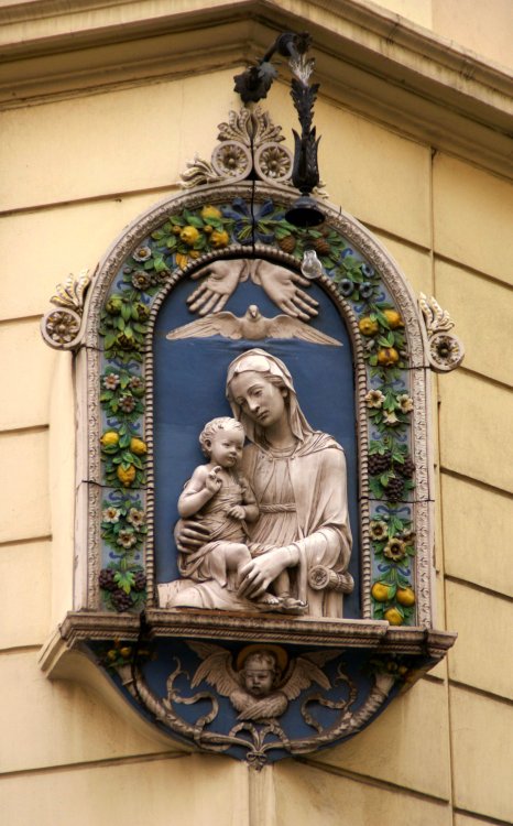 ganymedesrocks:  littlelimpstiff14u2: Small Madonnas Romans call madonnelle (small Madonnas) the tiny shrines (called edicole from the Latin,aedicula , diminutive ofaedes, temple))  hanging on the walls of many old buildings. There are well over 500 of