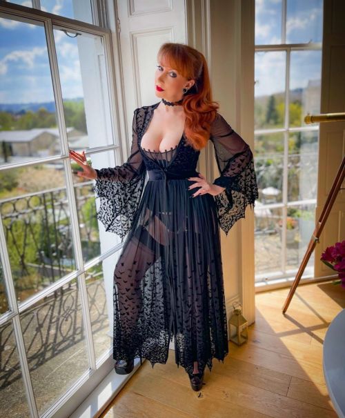 Room with a view ☀️ #roomwithaview #naturallight #glam #pinup #sunshine #gown #curves #redhair #ging