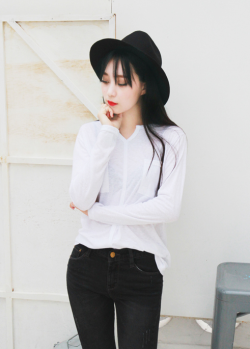 girlphrodite:  BASIC V-NECK SLIT T // SOLD OUT 