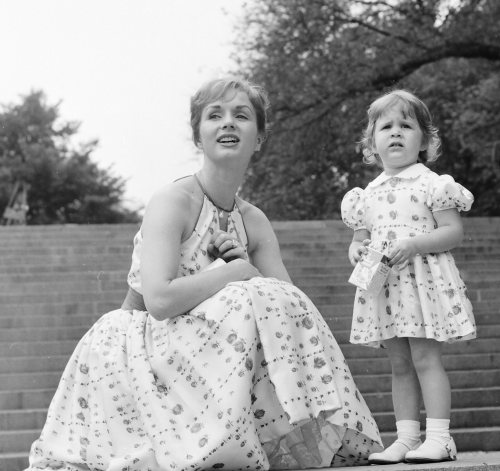 avagardner:R.I.P Carrie Fisher (1956 - 2016) and Debbie Reynolds (1932-2016)