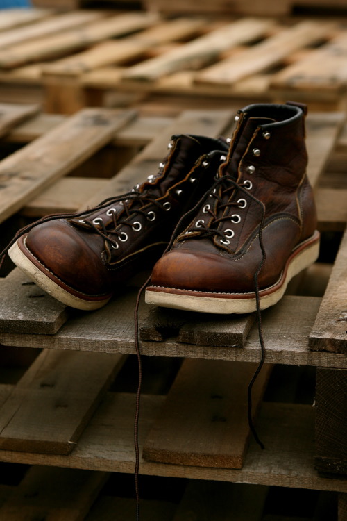 red-wing-shoes-taiwan:  Red Wing - Heritage Work, Lineman Boots #2906 in Briar “Oil Slick” Leather. 在高空架設電纜的工作可以說是20世紀初最危險的工作之一。據說，每三個鋪線工人便有一個在工作時意外身亡。因此，鋪線工人的裝備必須符合高規格的安全標準，。他們選擇的工作靴，是採Lace-to-Toe這種鞋帶綁至接近鞋頭的設計，以確保鞋子的服貼。這個款式在1940年代初的Red