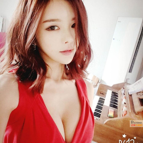 cutiespress:  Beautiful and Sexy Korean model camhost More Images Korean girls - goo.gl/cpUHq
