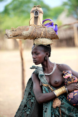 Ethiopian Bodi woman, by Ingetje Tadros.