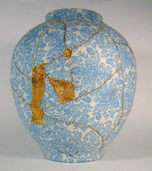 itscolossal:Artist Mimics Japanese ‘Kintsugi’ Technique to Repair Broken Vases with Embr