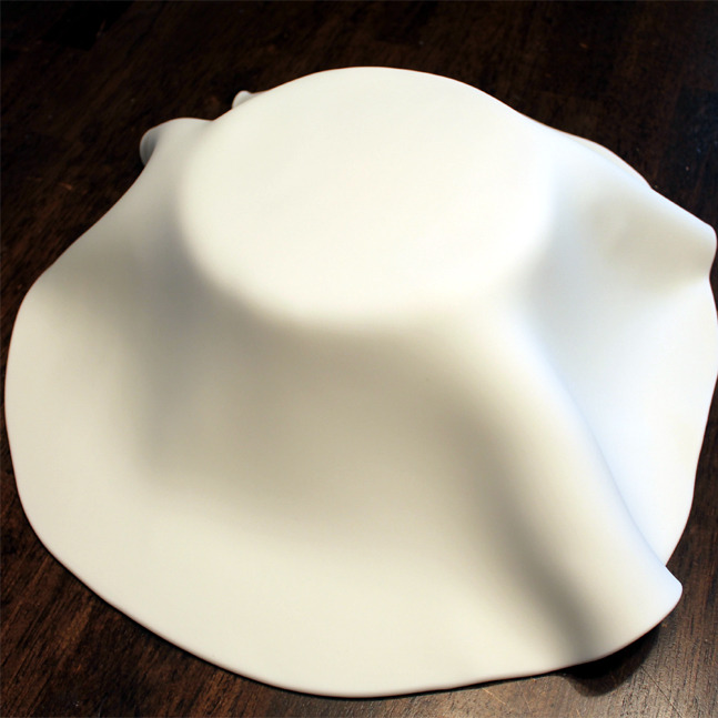 foodffs:  THE VERY VANILLA CAKE [HOW TO COVER A CAKE IN FONDANT] Really nice recipes.