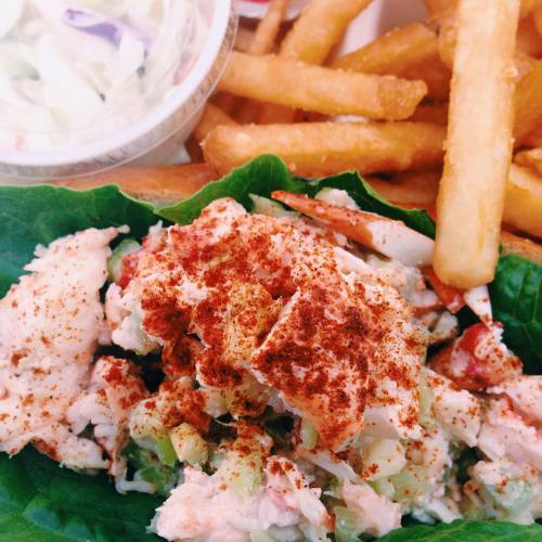 Look ma! A lobsta roll! #lobster #capecod (at CHATHAM PIER FISH MARKET)