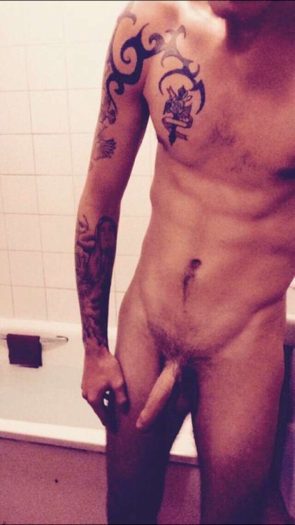sexystraightguyscaught:  20 Y/O Nathan. He’s a personal favorite 😏😉