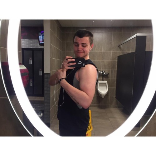 thatoneguy9892:  My arms are finally getting to where I want them to be!! Making progress baby!! 😁😁😁 #me #armday💪 #musclegains💪 @planetfitness