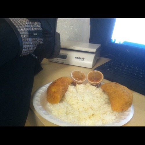 Another hard day at the office  🍚😉💻 #empanadas #lunch #leggings #boots #office