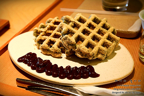 southkoreanfood: 그린 찹쌀 와플 Green Tea Rice Cake Waffle @ 오’설록 O’Sulloc Teahouse Cafe in Se