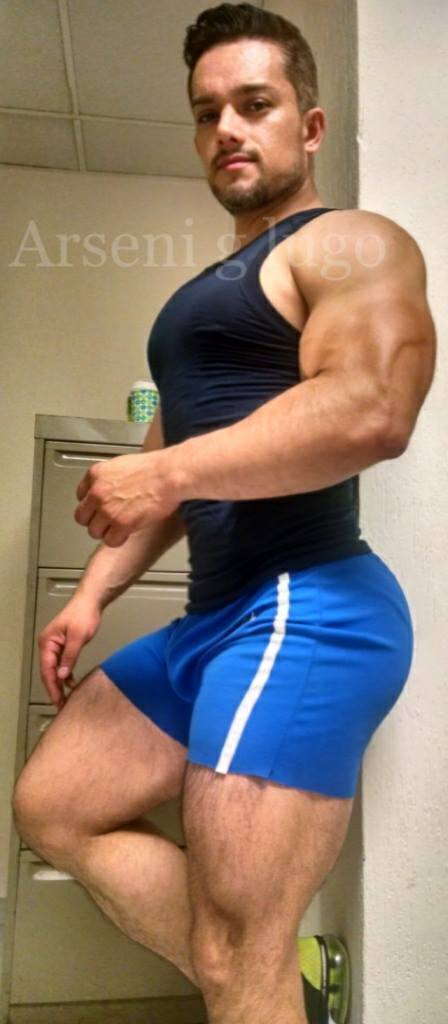 nalgoncogible:  Que rico y delicioso macho con unas nalgotas, para culearlo por horas