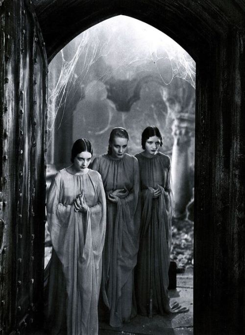 iacthuluftagn:Dorothy Tree, Geraldine Dvorak, and Cornelia Thaw as the brides of Dracula in Dracula 