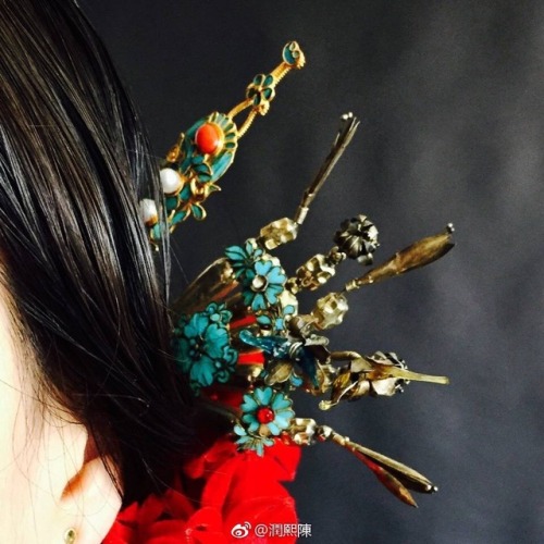 fouryearsofshades: ziseviolet:Traditional Chinese Diancui hair ornaments. Don’t ever buy real 
